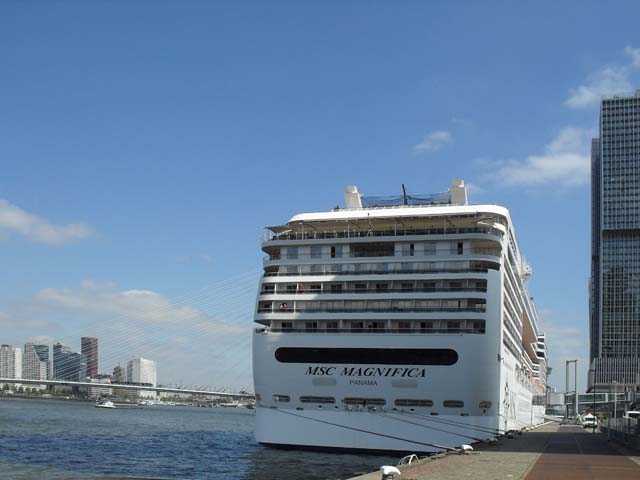 Cruiseschip ms MSC Magnifica van MSC Cruises aan de Cruise Terminal Rotterdam